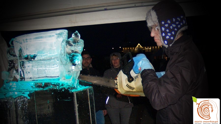 Skulpturen aus Eis live schnitzen